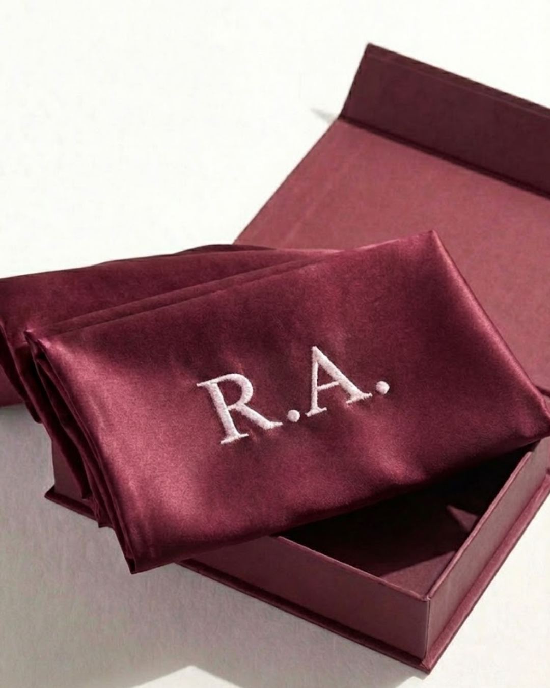 Elizabeth – İsminize Özel İşlemeli Premium Vegan Saten Güzellik Yastık Kılıfı